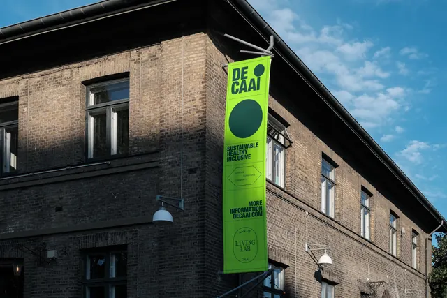 DE CAAI vertical banner on brick corner, minimal, geometric, neon