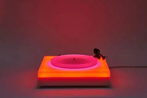 Neon turntable with pink and red glow, 3d-render, dark-mode, neon