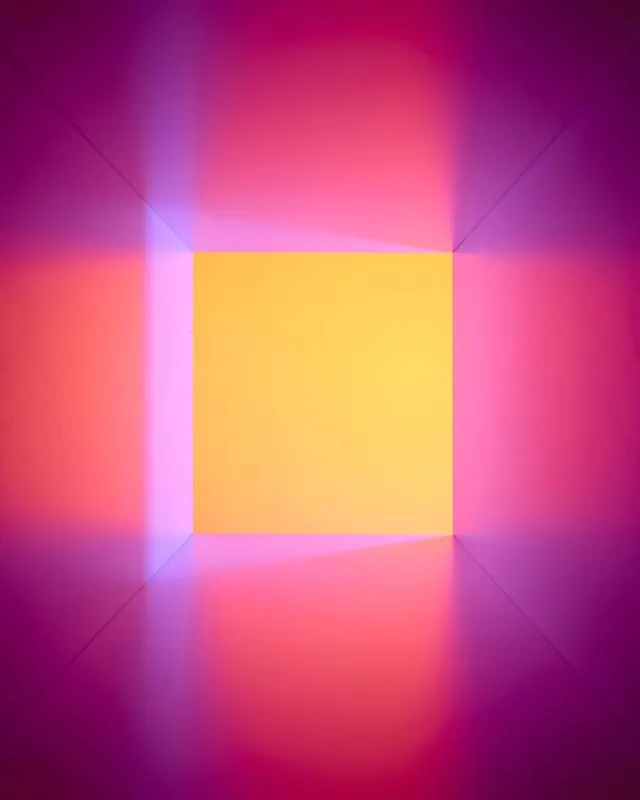 Glowing geometric cube in pink and gold gradient, 3d-render, gradient-heavy, vibrant