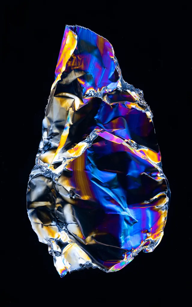 Iridescent crystalline mineral form with chromatic play, 3d-render, abstract, vibrant