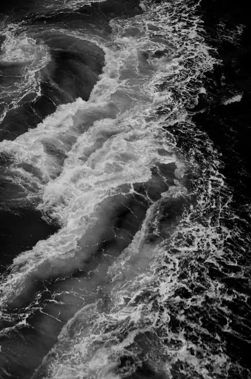 Crashing Ocean Waves, monochrome, photographic, monochrome