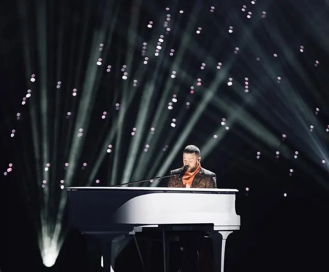 Live Piano Performance with Light Rays, photographic, luxury, dark