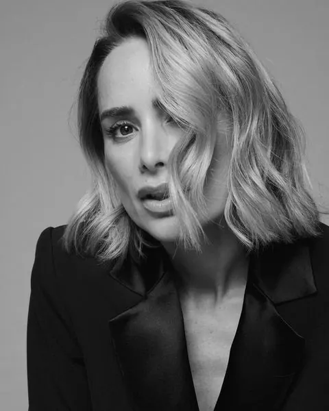 Monochrome Portrait of a Woman, monochrome, photographic, monochrome