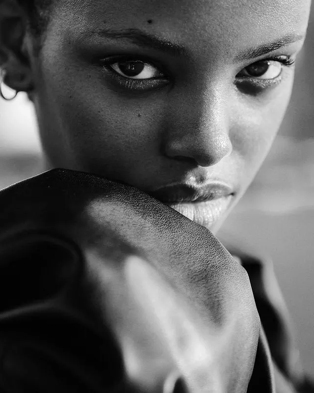 Monochrome Portrait of a Woman, monochrome, photographic, monochrome