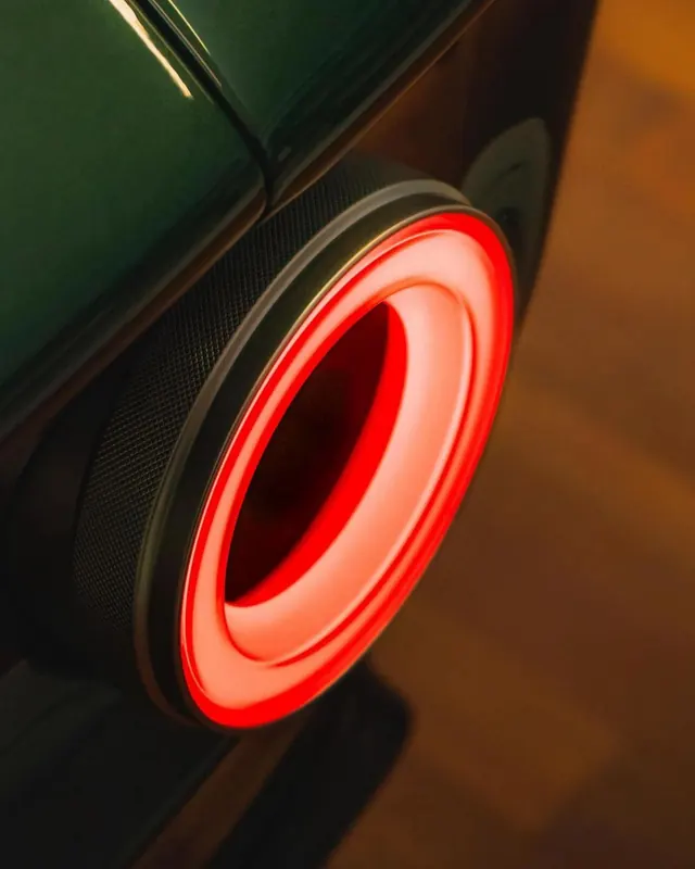 Glowing Circular Light Element, minimal, dark-mode, dark
