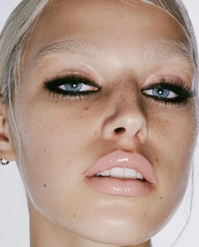 Close-up Portrait of a Woman with Heavy Eye Makeup, photographic, luxury, light