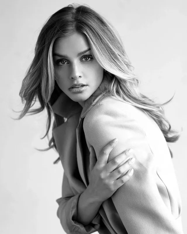 Monochrome Portrait of a Woman, monochrome, photographic, monochrome