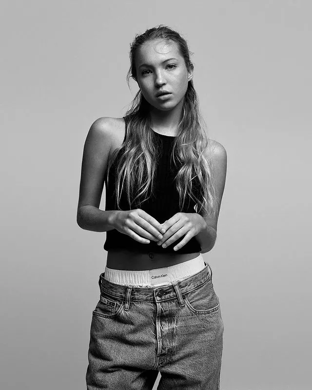 Monochrome Portrait of a Young Woman, minimal, monochrome, monochrome