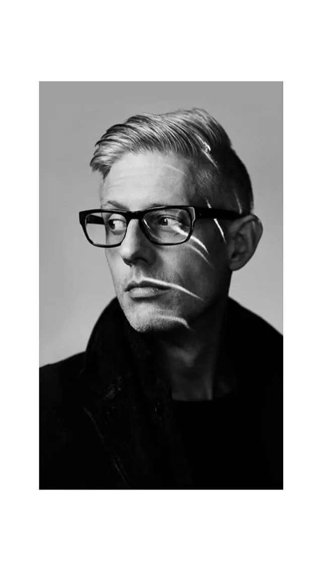 Monochrome Portrait of a Man with Glasses, monochrome, photographic, monochrome