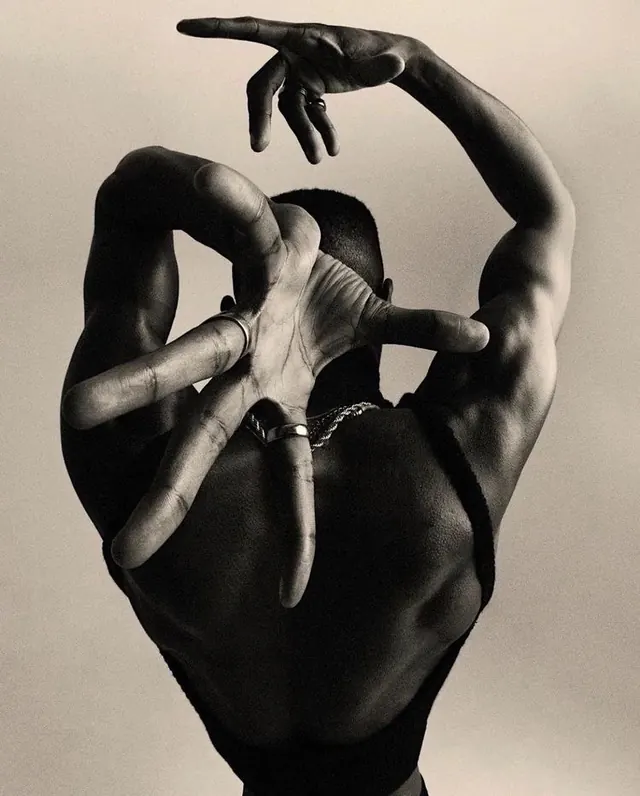 Monochrome Artistic Body Study, monochrome, photographic, monochrome