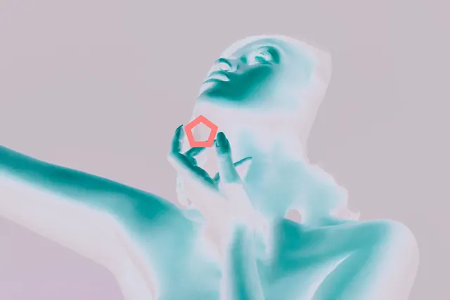 Abstract Humanoid Form with Glowing Core, minimal, 3d-render, cool