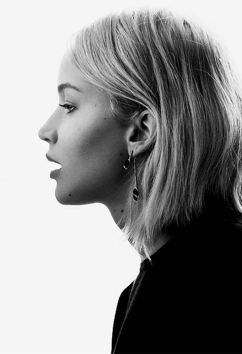 Monochrome Portrait of a Woman, monochrome, photographic, monochrome