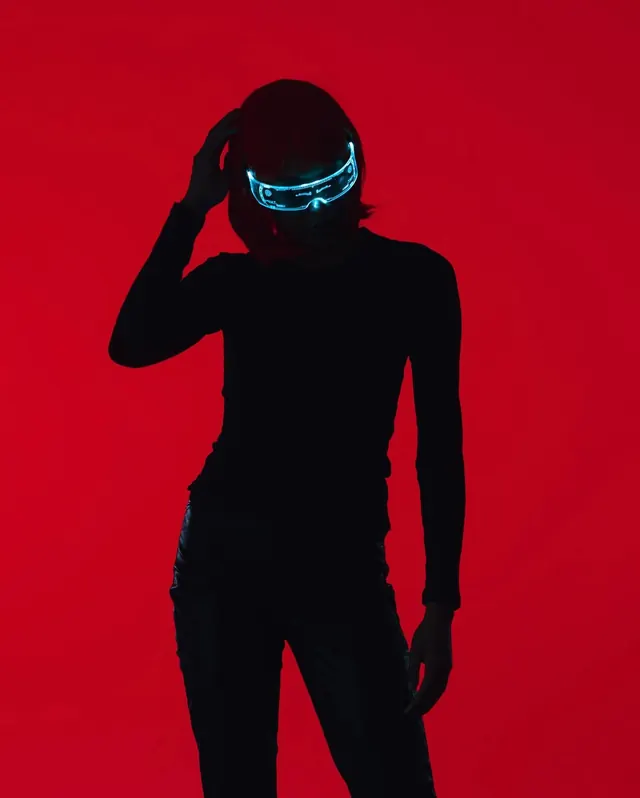 Cyberpunk Neon Silhouette, minimal, dark-mode, high-contrast