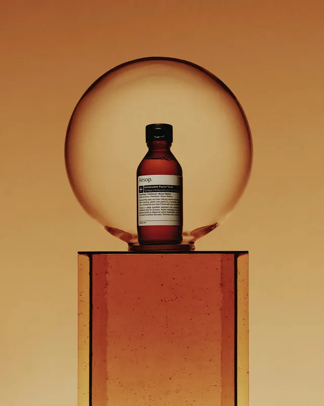 Product Mockup with Circular Backdrop, minimal, geometric, warm