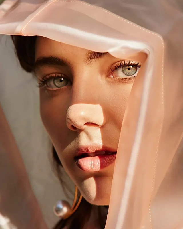 Close-up Portrait with Veil, luxury, photographic, light
