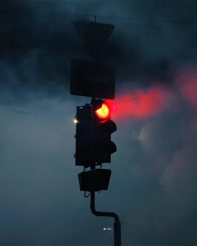 Traffic Light in Fog, photographic, dark-mode, dark