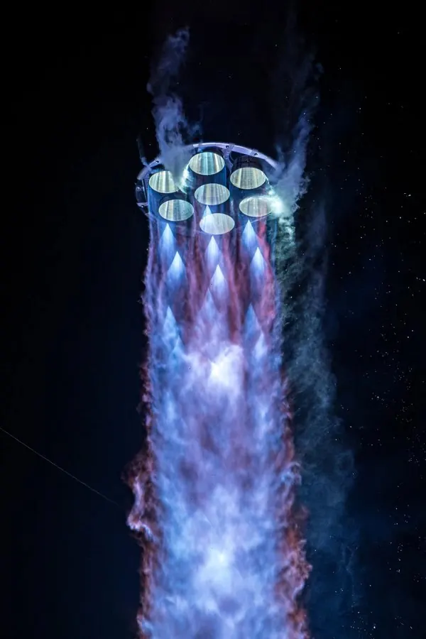 Abstract Glowing Portal Design, 3d-render, gradient-heavy, dark