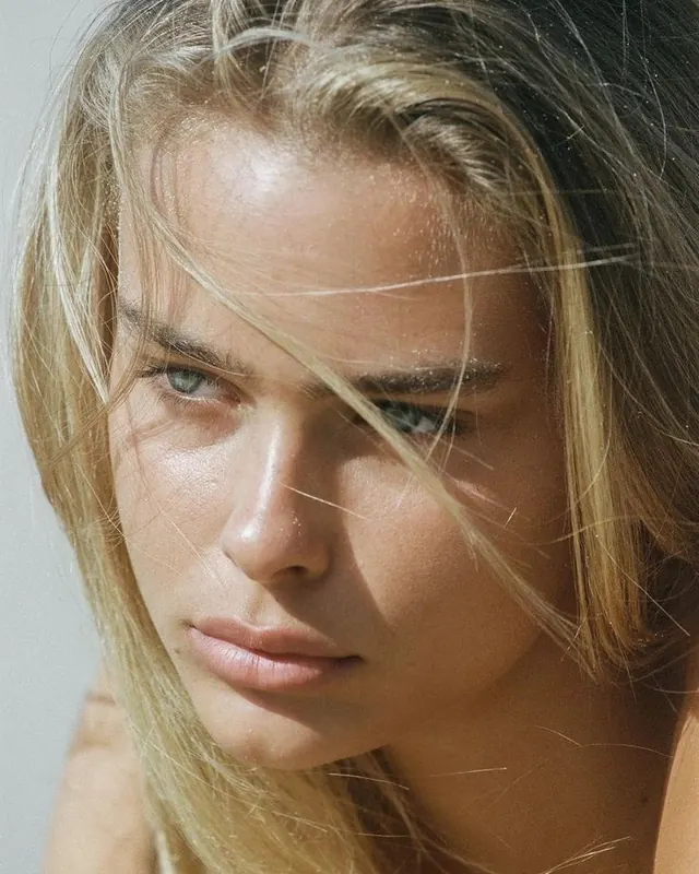 Close-up Portrait of a Woman, photographic, organic, light