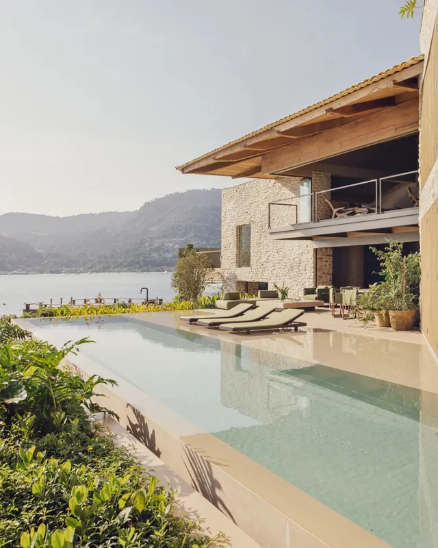 Modern Lakeside Villa with Infinity Pool, luxury, photographic, light