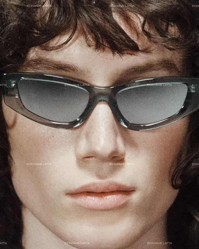 Close-up Portrait with Sunglasses, photographic, minimal, dark