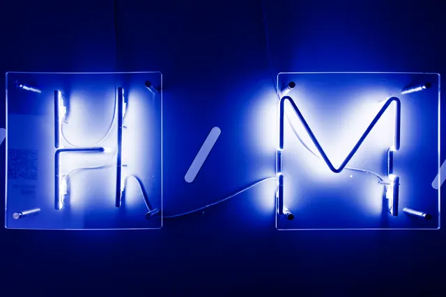 Neon HM Signage, minimal, dark-mode, dark