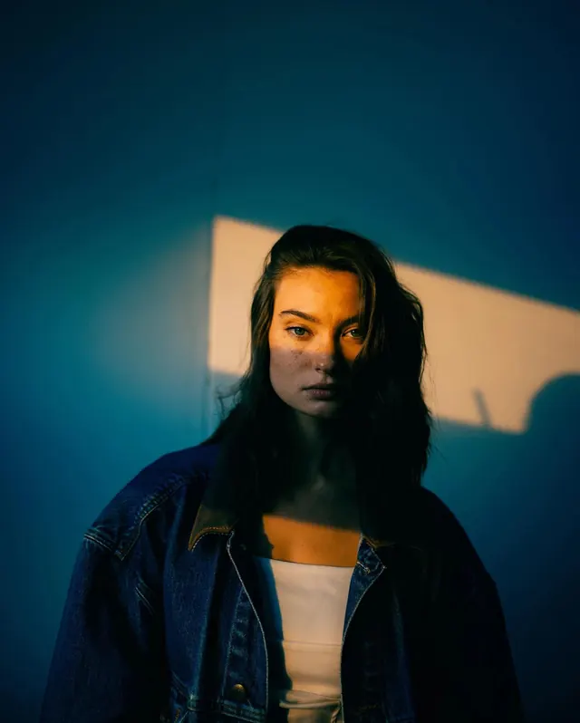 Portrait with Dual Lighting, photographic, dark-mode, dark