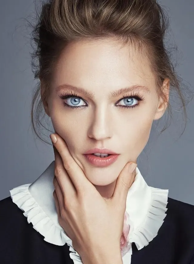 Portrait of a woman with blue eyes, photographic, luxury, light