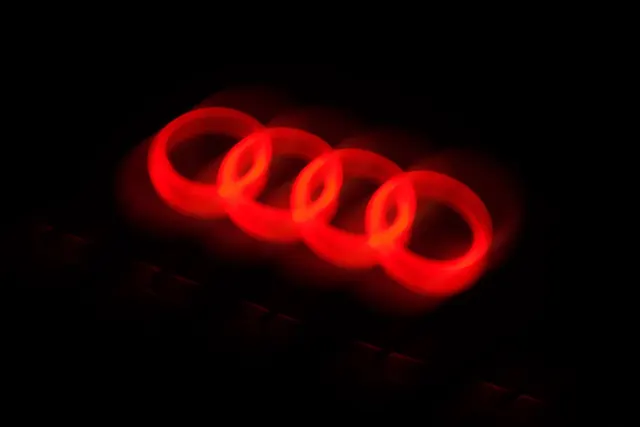 Red Neon Rings, minimal, dark-mode, dark
