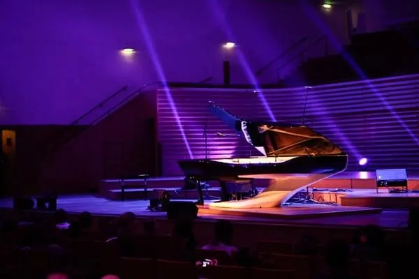 Purple Stage Lighting and Performance, dark-mode, dark