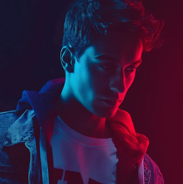 Dual-Tone Portrait Lighting, photographic, dark-mode, vibrant