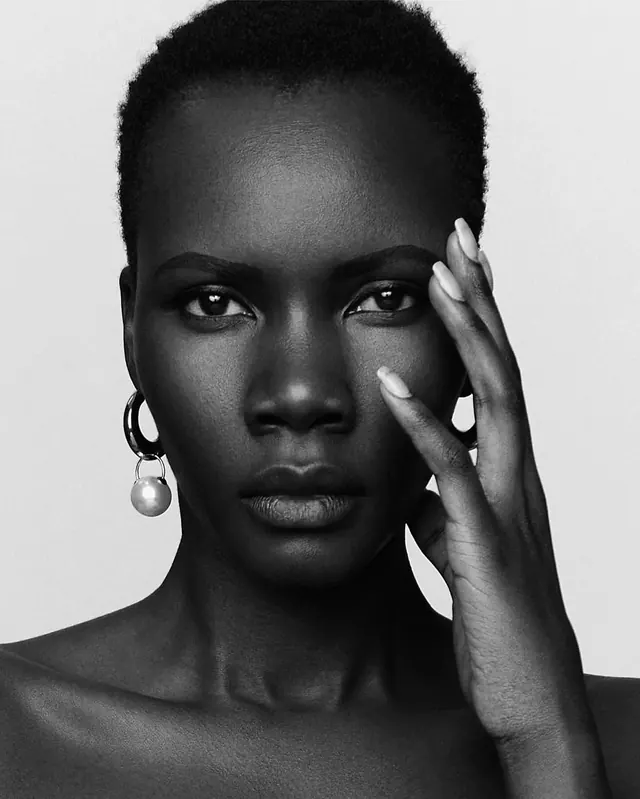 Black and White Portrait of a Woman, monochrome, minimal, monochrome