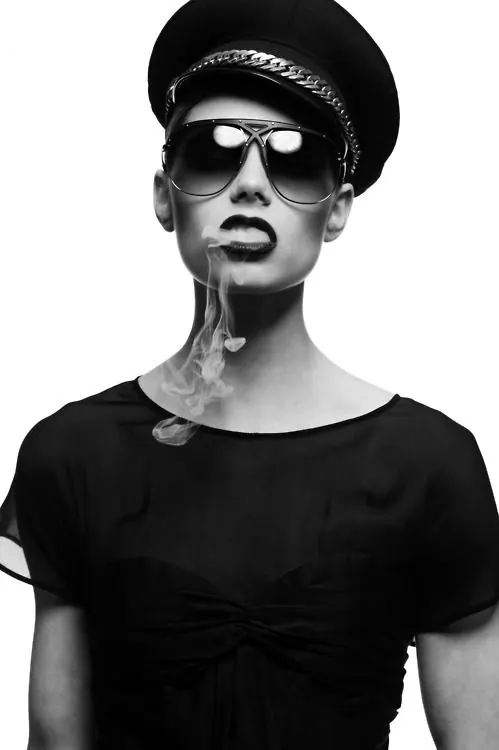 r9nXD4E, minimal, monochrome