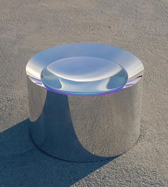 Glossy hemispherical object with iridescent rim, 3d-render, technical, light