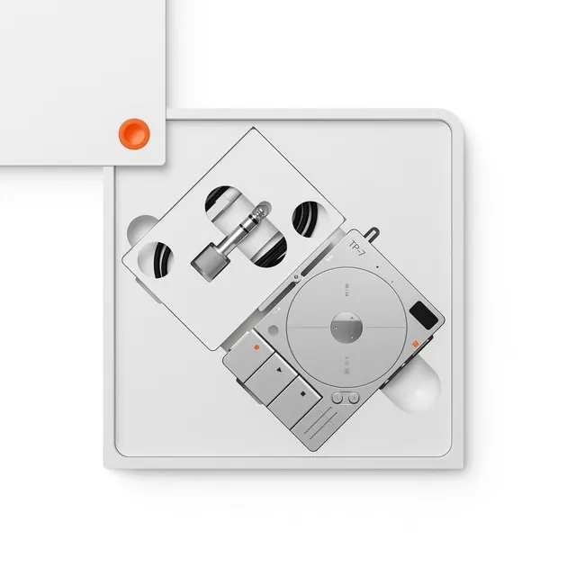 Retro Camera Illustration, minimal, line-art, monochrome