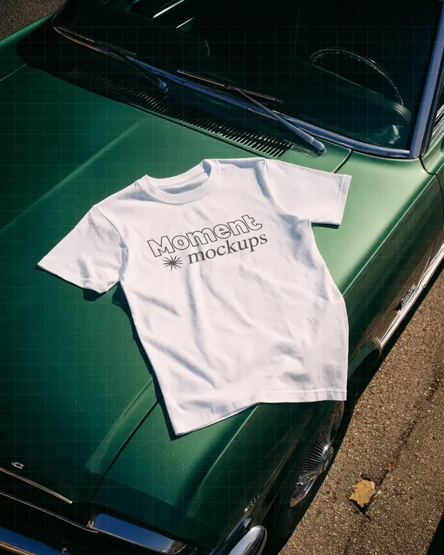 Weißes T-Shirt Flatlay Mockup: Bella Canvas, Gildan, Comfort Colors (Digitaler Download), photographic, minimal, light