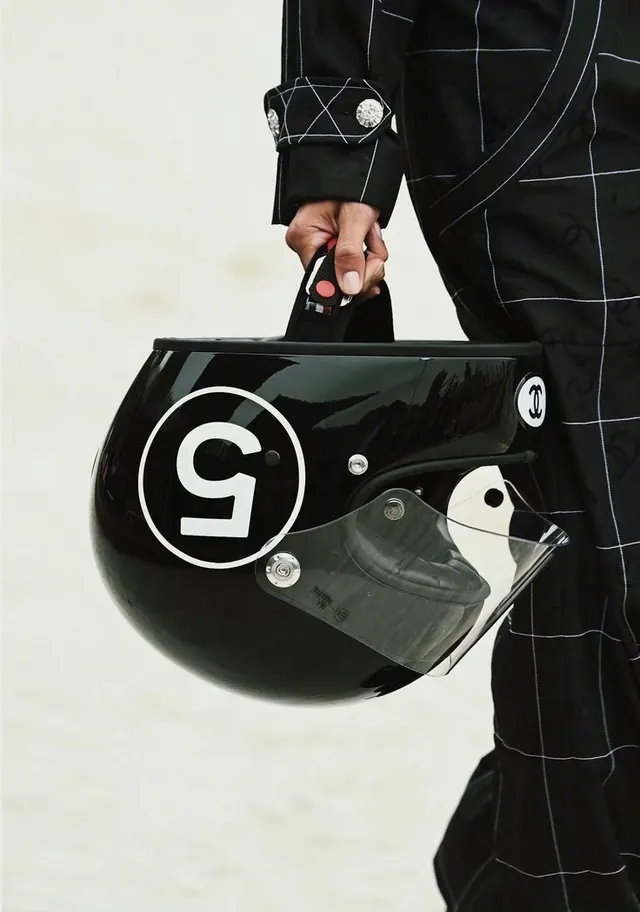 Black clutch with geometric logo, geometric, minimalist, dark