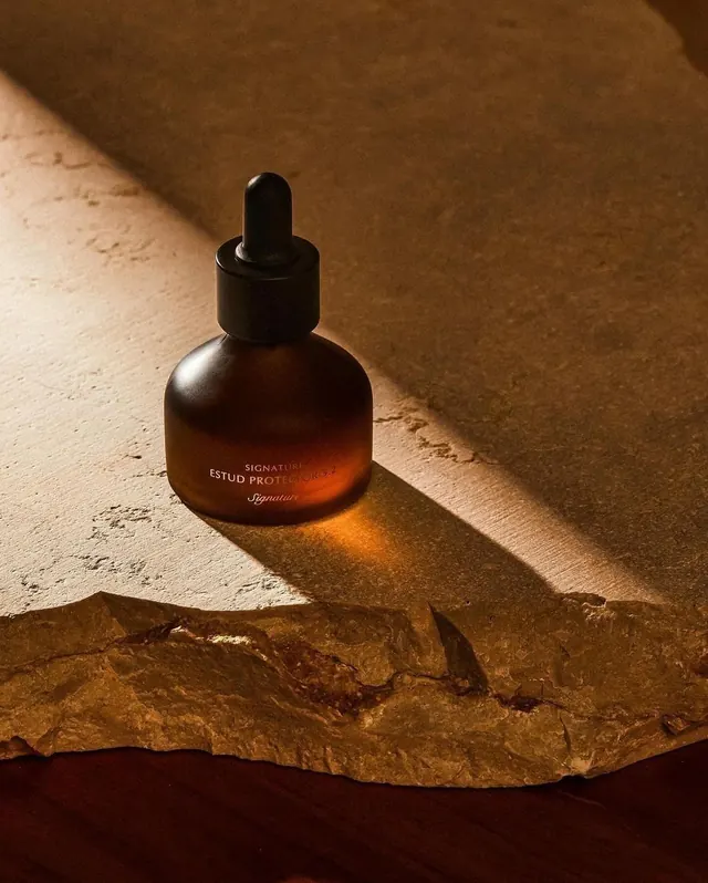 Luxury photographic photograph, luxury, photographic, dark