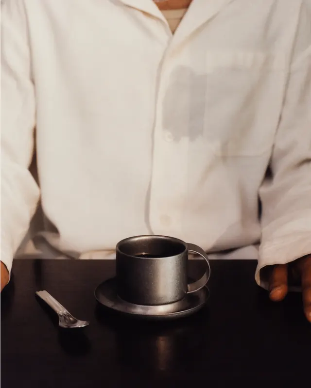 Minimalist stainless steel coffee cup product showcase (slide 4)