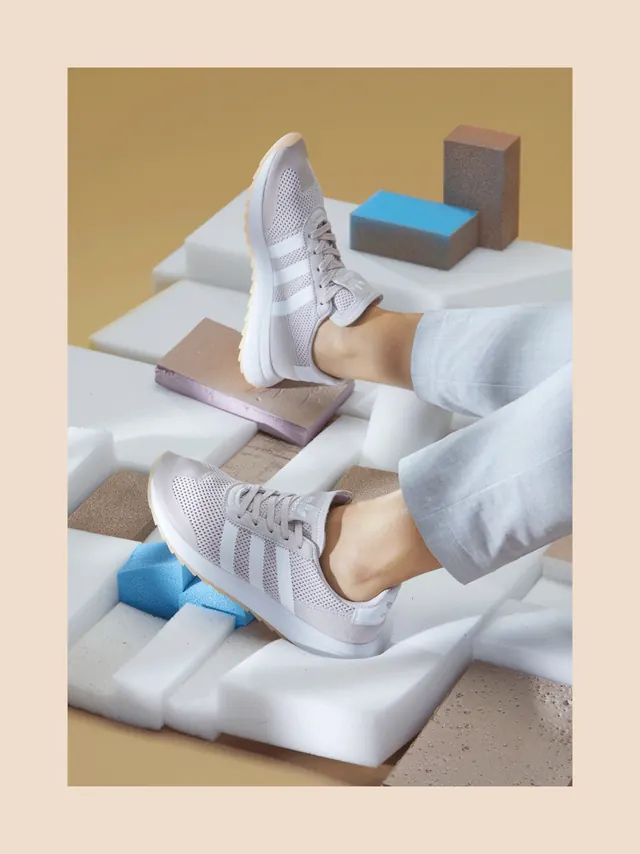 Product visualization of white sneakers with geometric shapes, 3d-render, minimalist, light