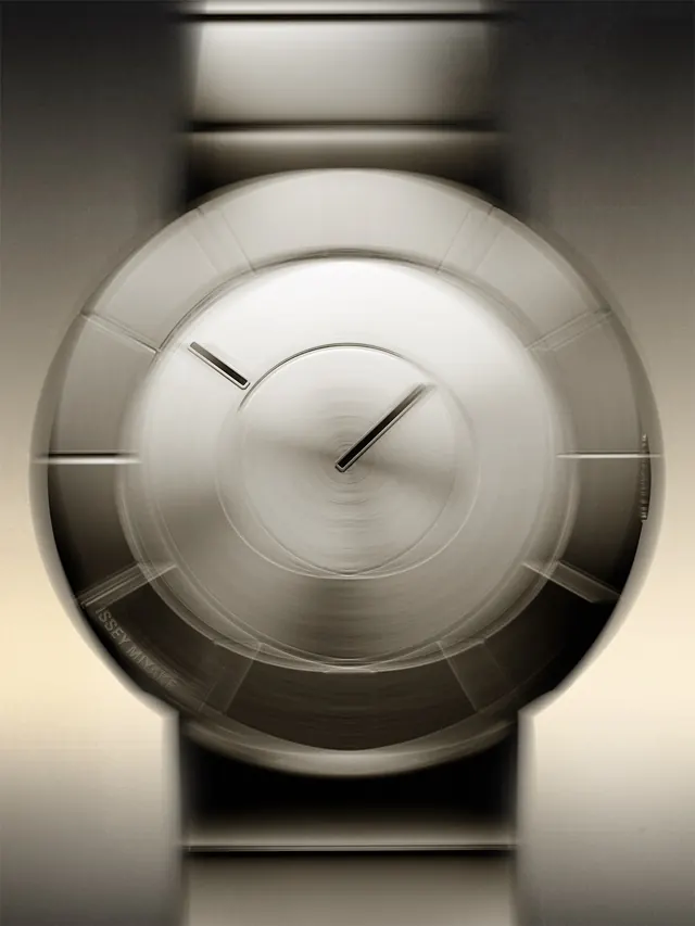 Minimalist metal watch with concentric rings, minimal, 3d-render, monochrome