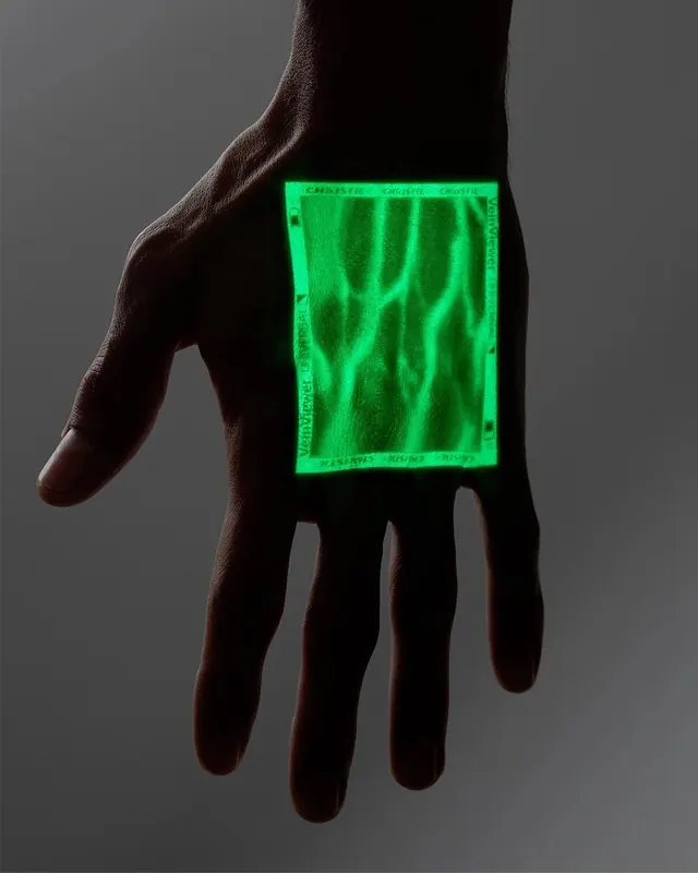VeinViewer hand with green projection, technical, dark-mode, dark