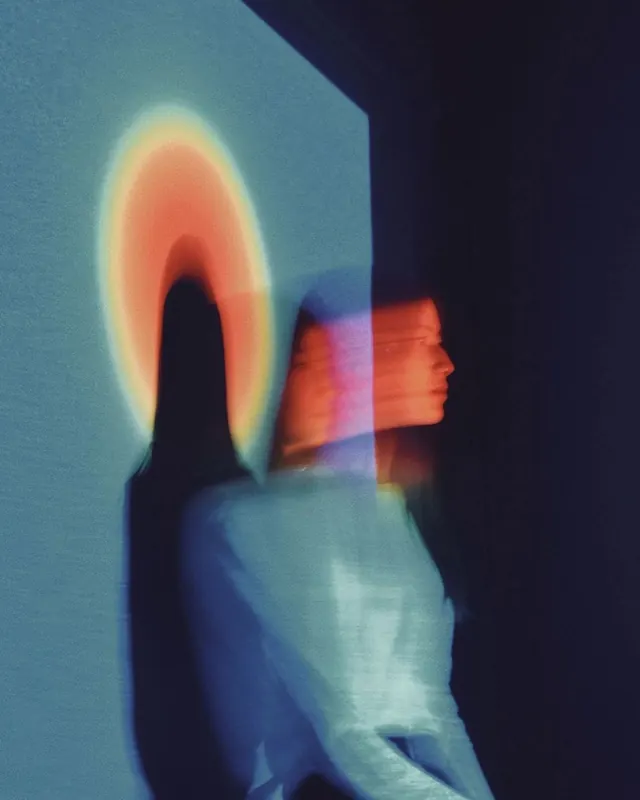 Thermal imaging portrait with glowing halo effect, photographic, abstract, cool