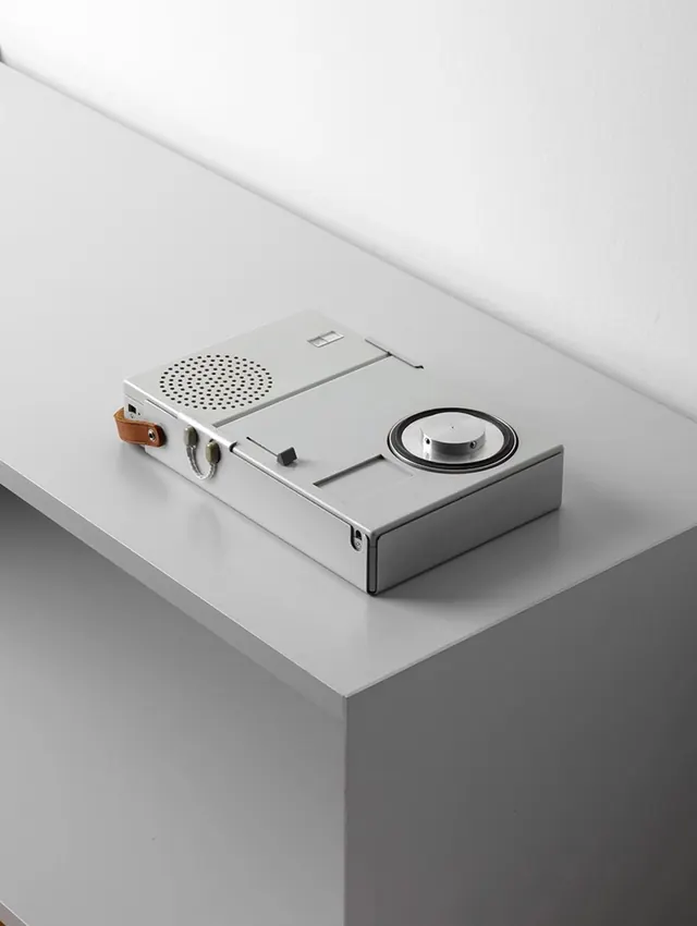 Minimal silver retro radio on white shelf, minimal, corporate-clean, light