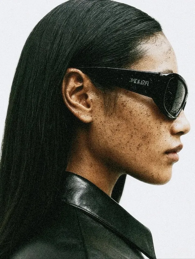 Portrait of a woman with sunglasses