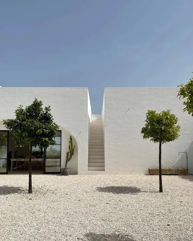 White Mediterranean courtyard house, minimal, photographic, light