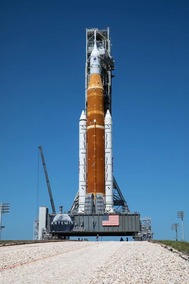 Artemis I SLS on launch platform, technical, photographic, light