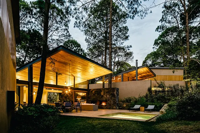 Modern Architectural Residence at Dusk