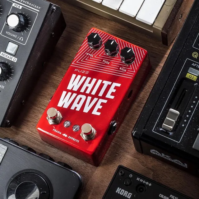 White Wave Guitar Pedal
