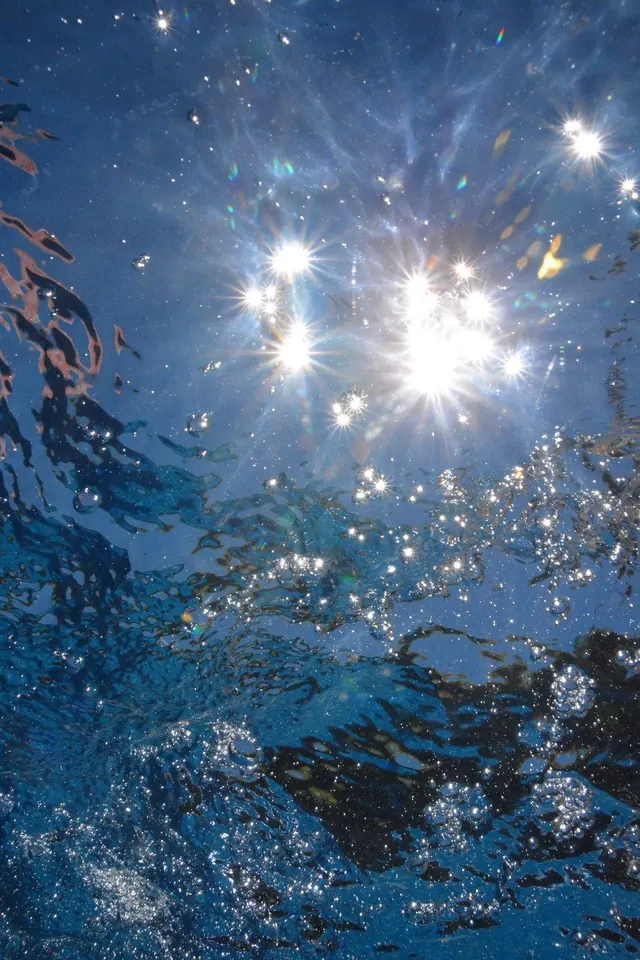 Underwater Sunlight Reflection