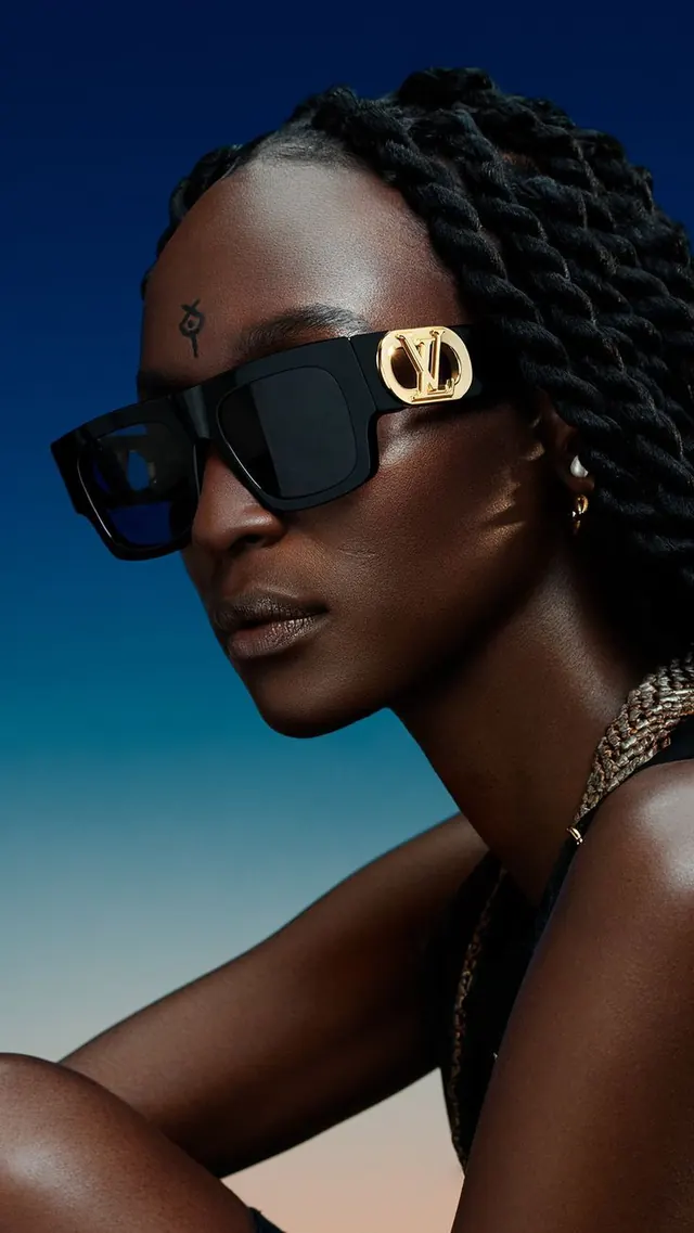 Portrait of a woman in sunglasses